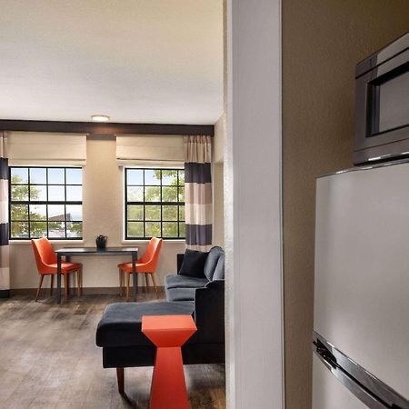Отель Ramada By Wyndham Albuquerque Airport Экстерьер фото