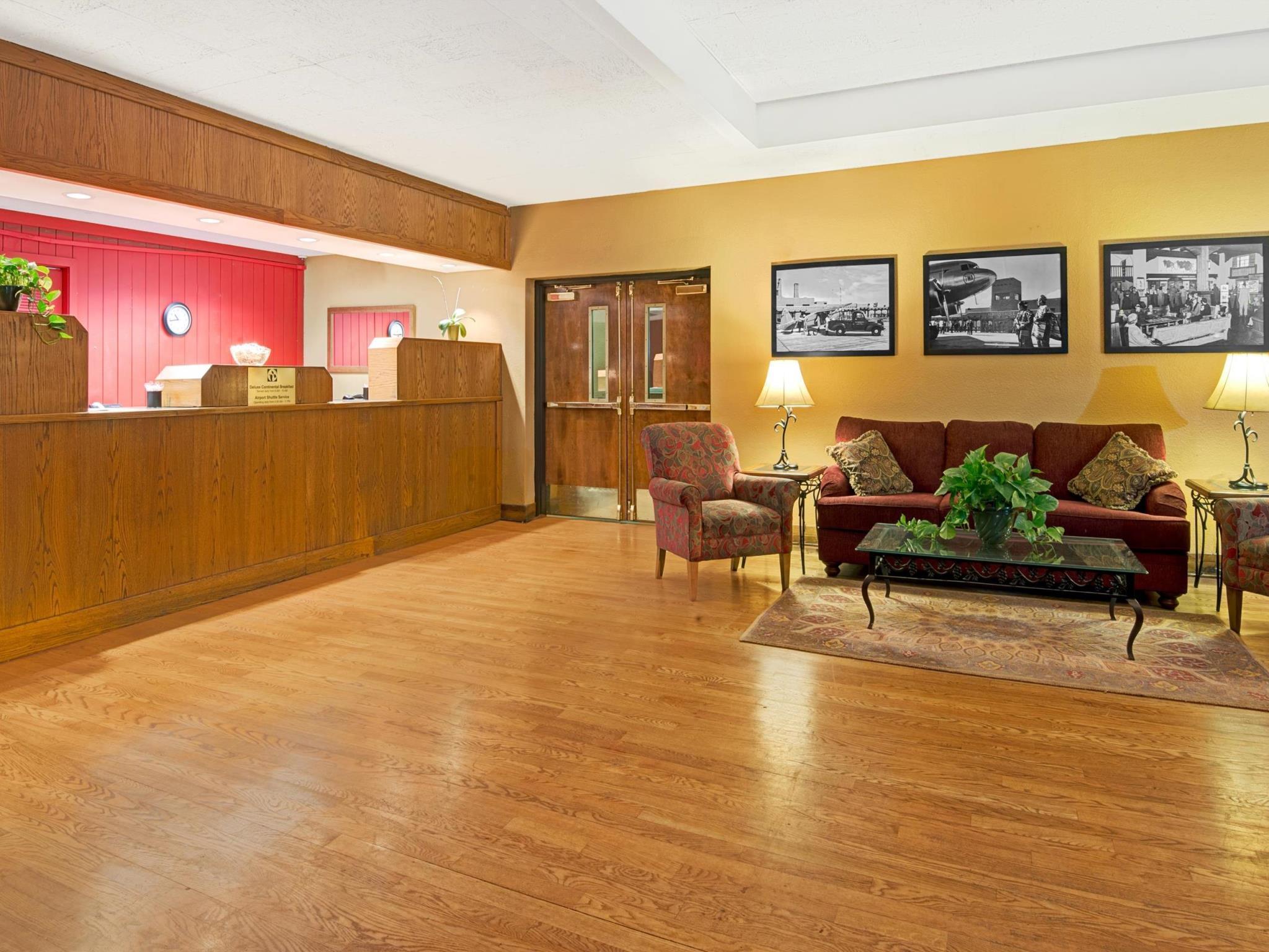 Отель Ramada By Wyndham Albuquerque Airport Экстерьер фото