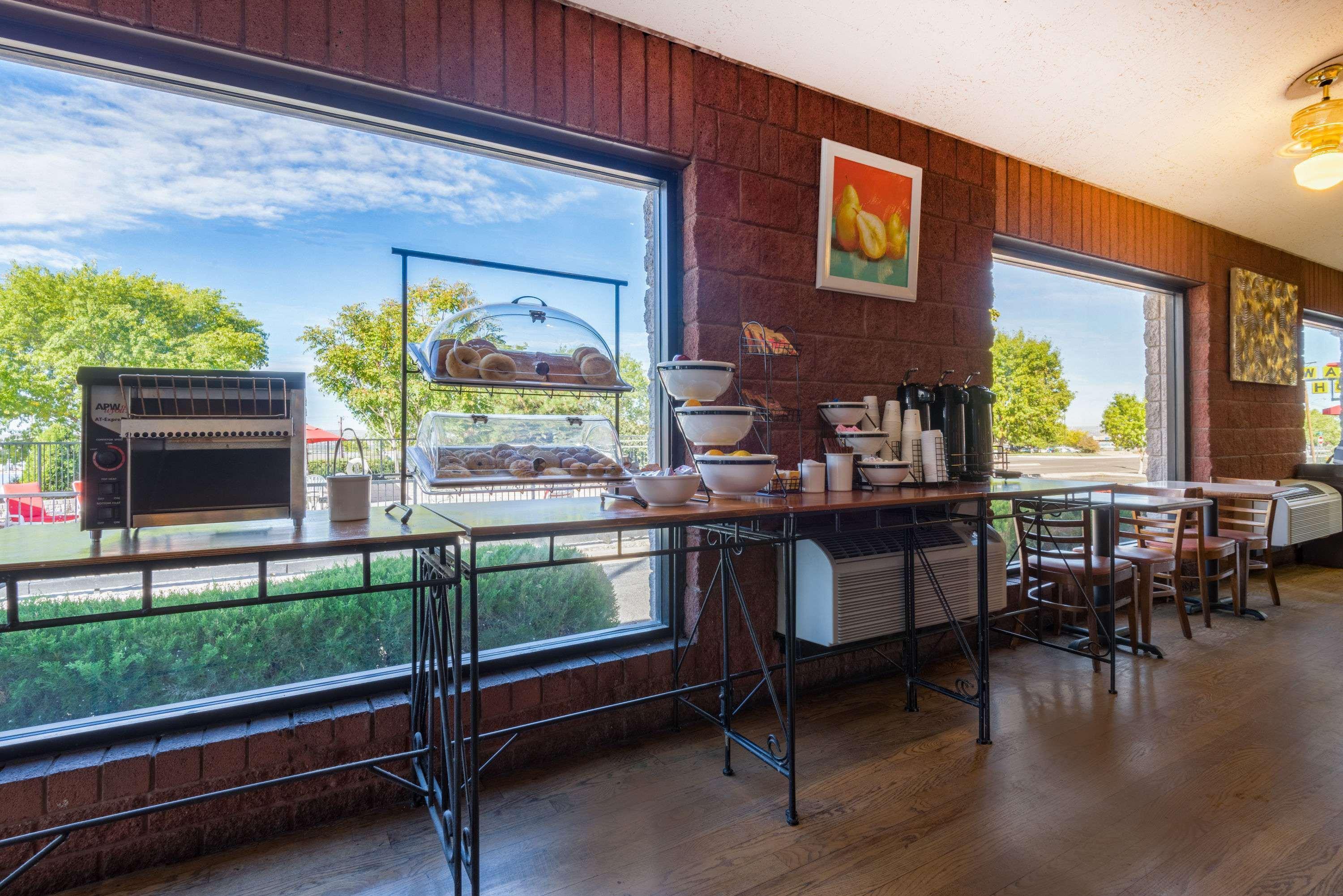 Отель Ramada By Wyndham Albuquerque Airport Экстерьер фото