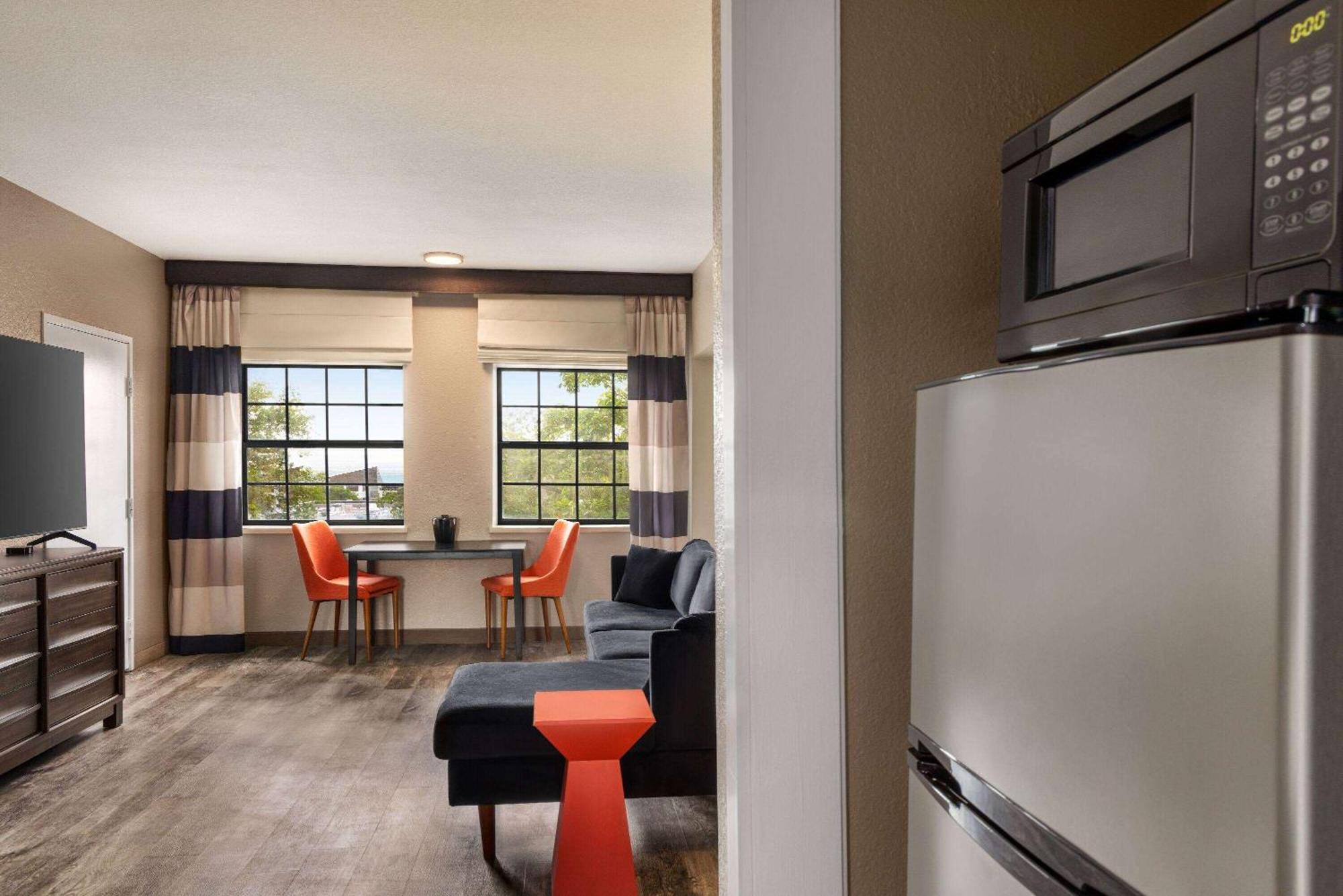 Отель Ramada By Wyndham Albuquerque Airport Экстерьер фото