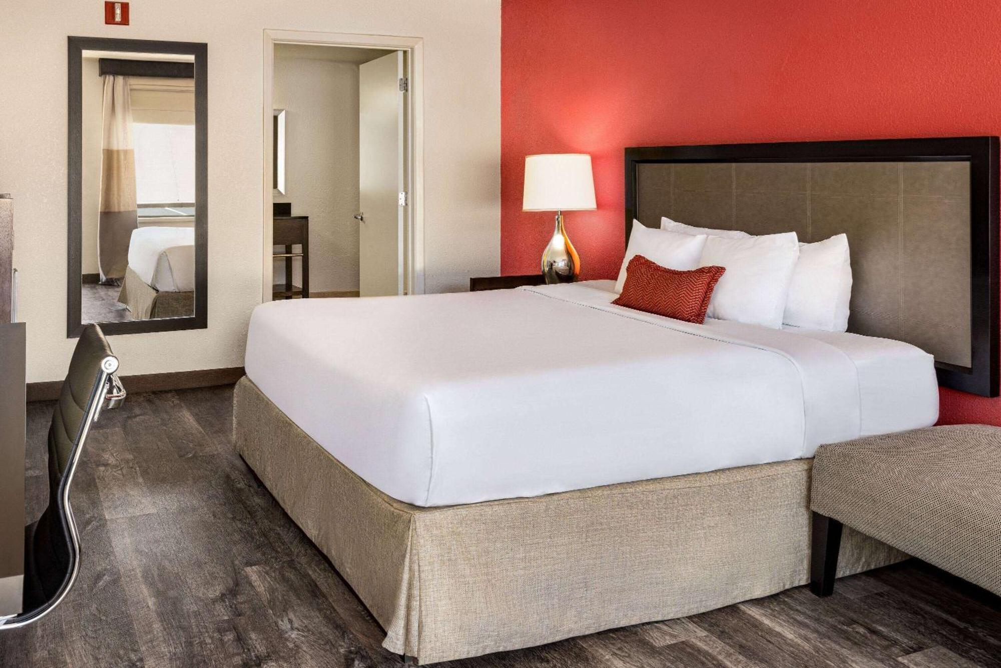 Отель Ramada By Wyndham Albuquerque Airport Экстерьер фото