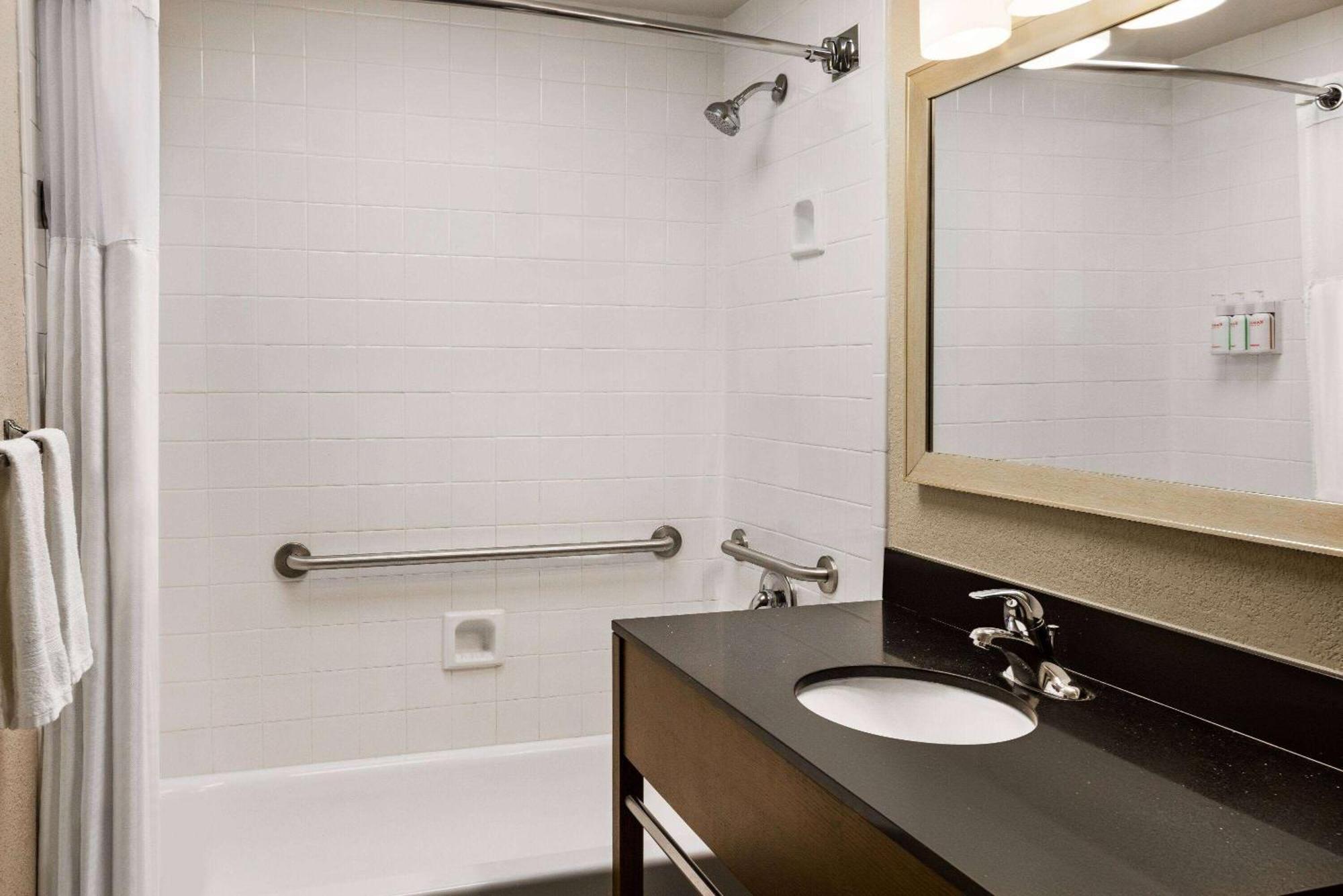 Отель Ramada By Wyndham Albuquerque Airport Экстерьер фото