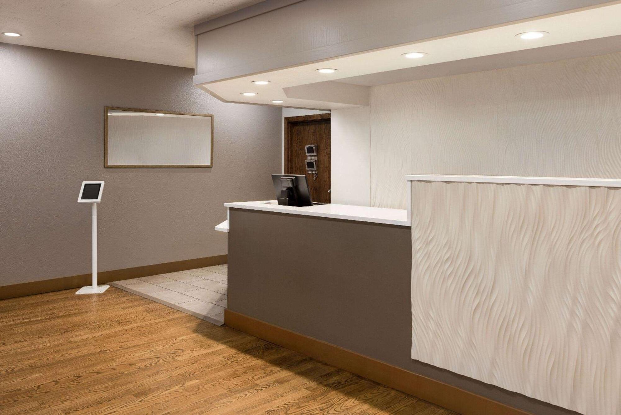 Отель Ramada By Wyndham Albuquerque Airport Экстерьер фото