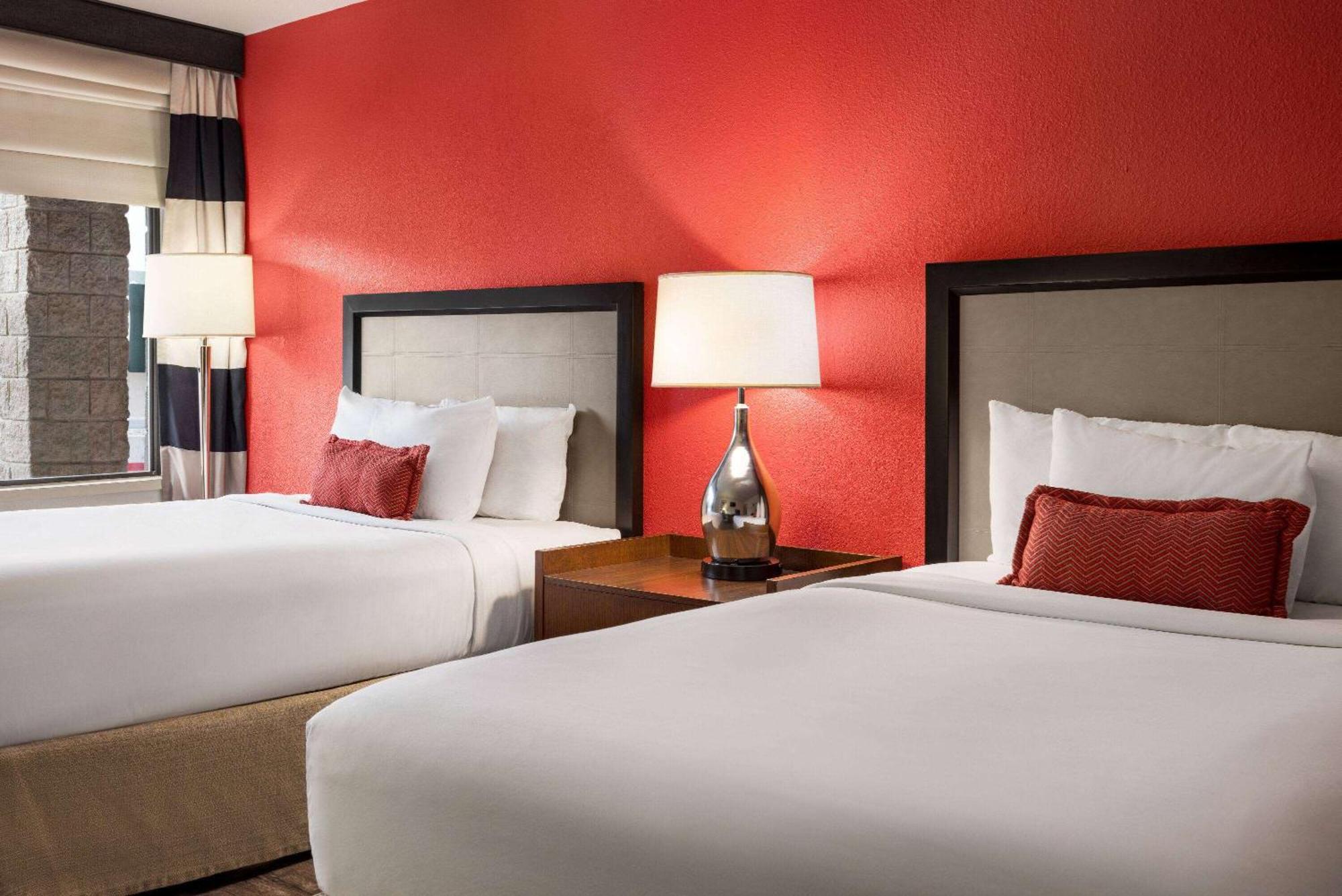 Отель Ramada By Wyndham Albuquerque Airport Экстерьер фото