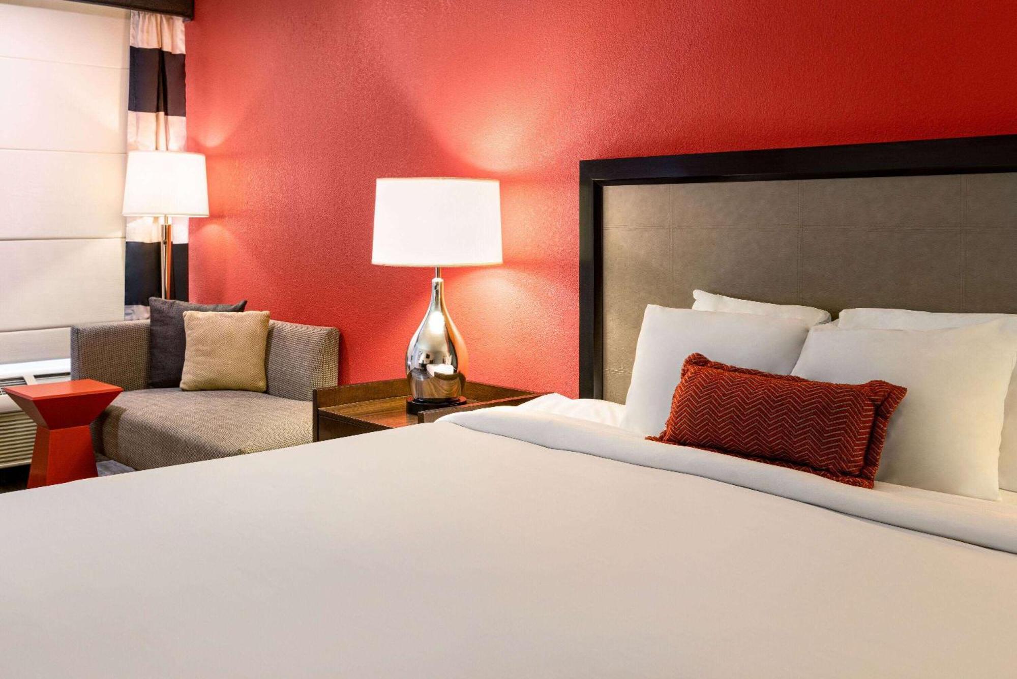 Отель Ramada By Wyndham Albuquerque Airport Экстерьер фото