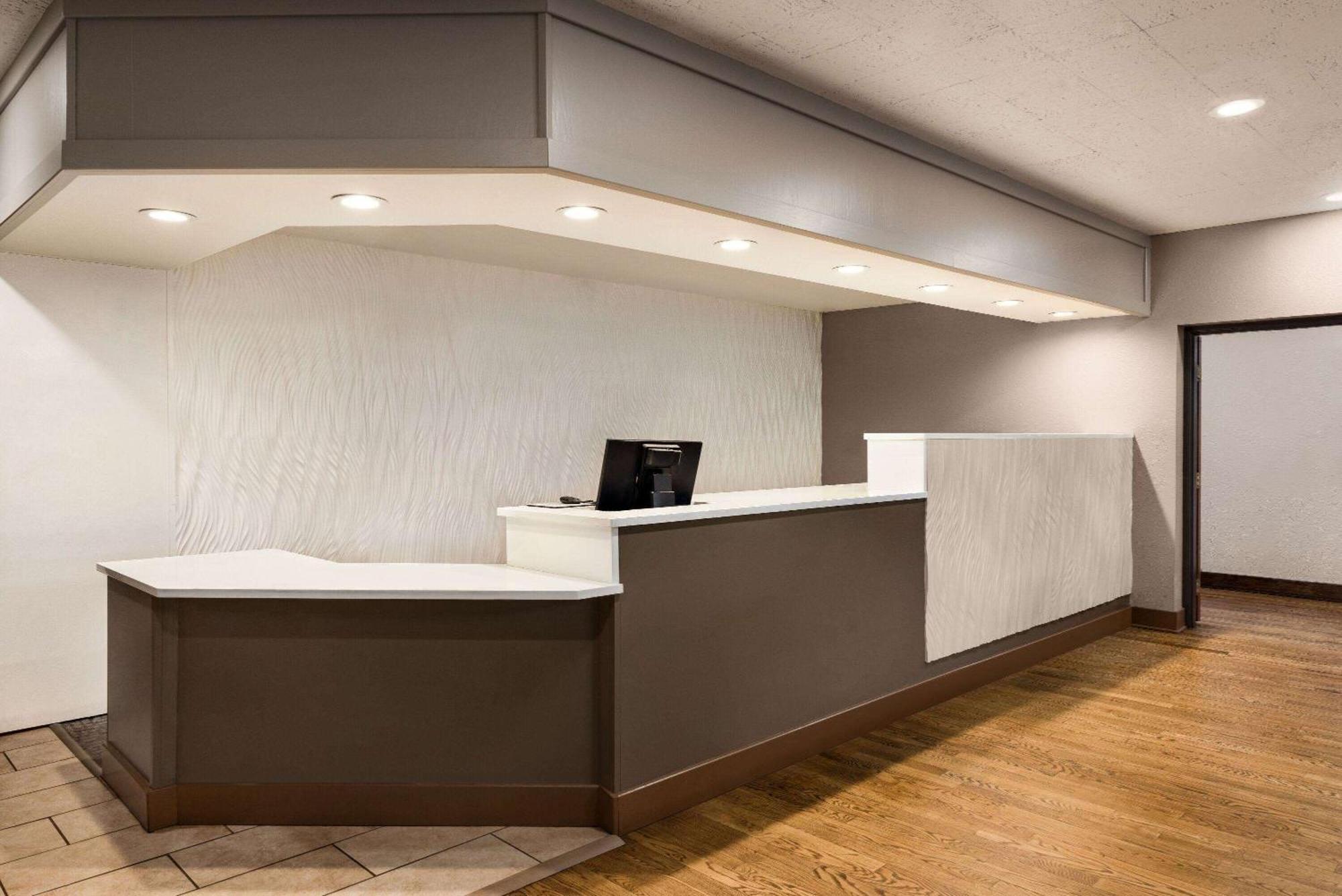 Отель Ramada By Wyndham Albuquerque Airport Экстерьер фото