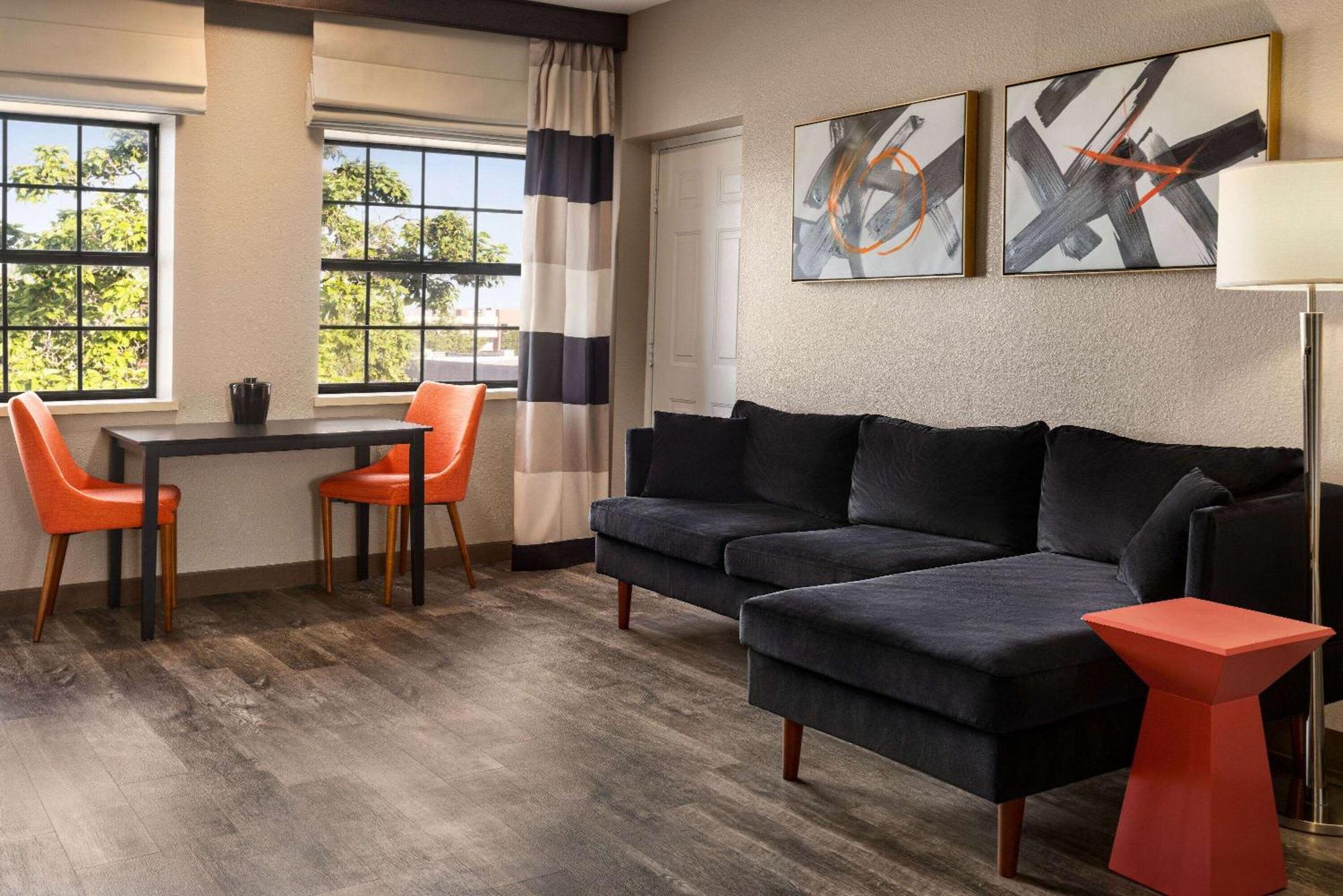 Отель Ramada By Wyndham Albuquerque Airport Экстерьер фото