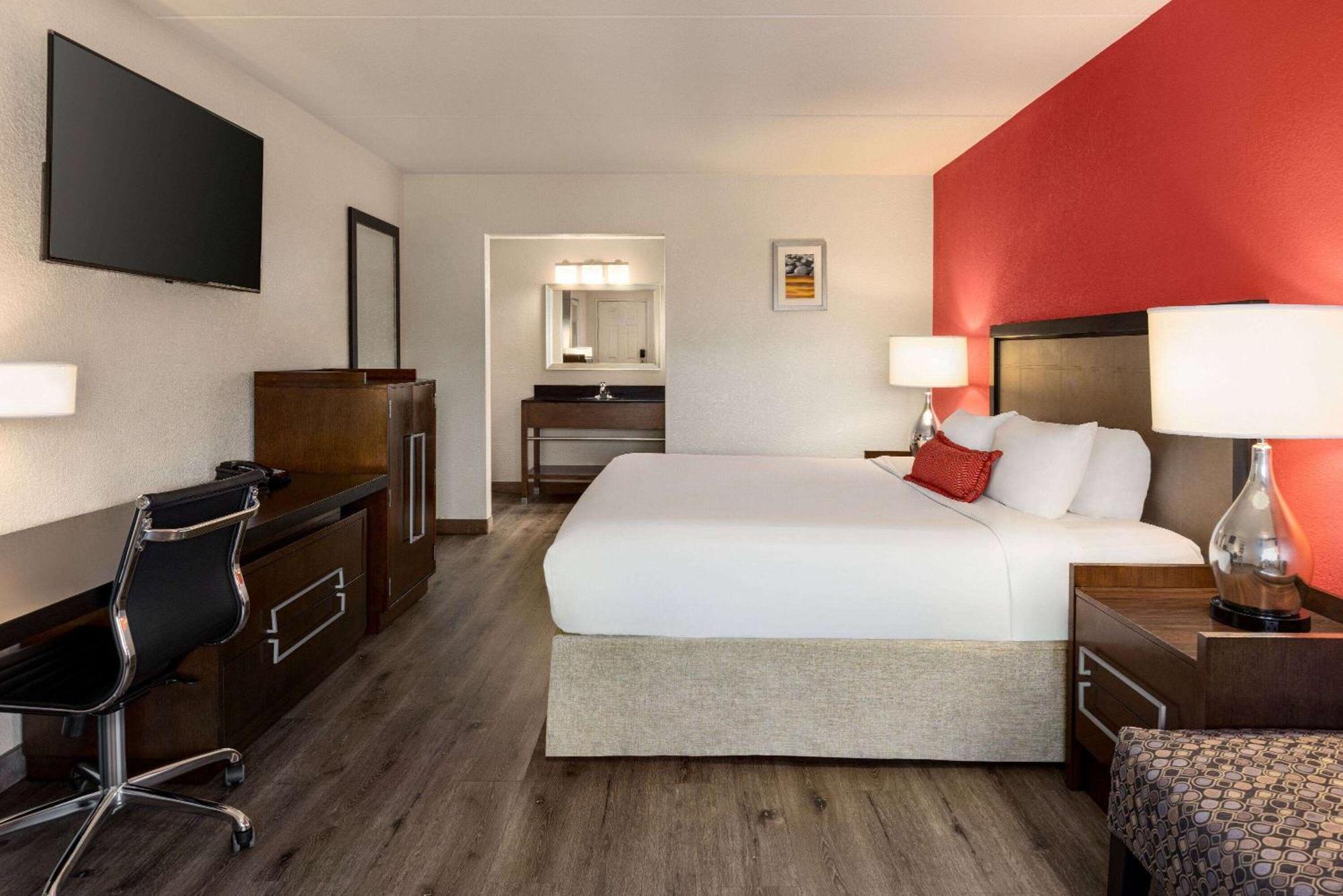 Отель Ramada By Wyndham Albuquerque Airport Экстерьер фото