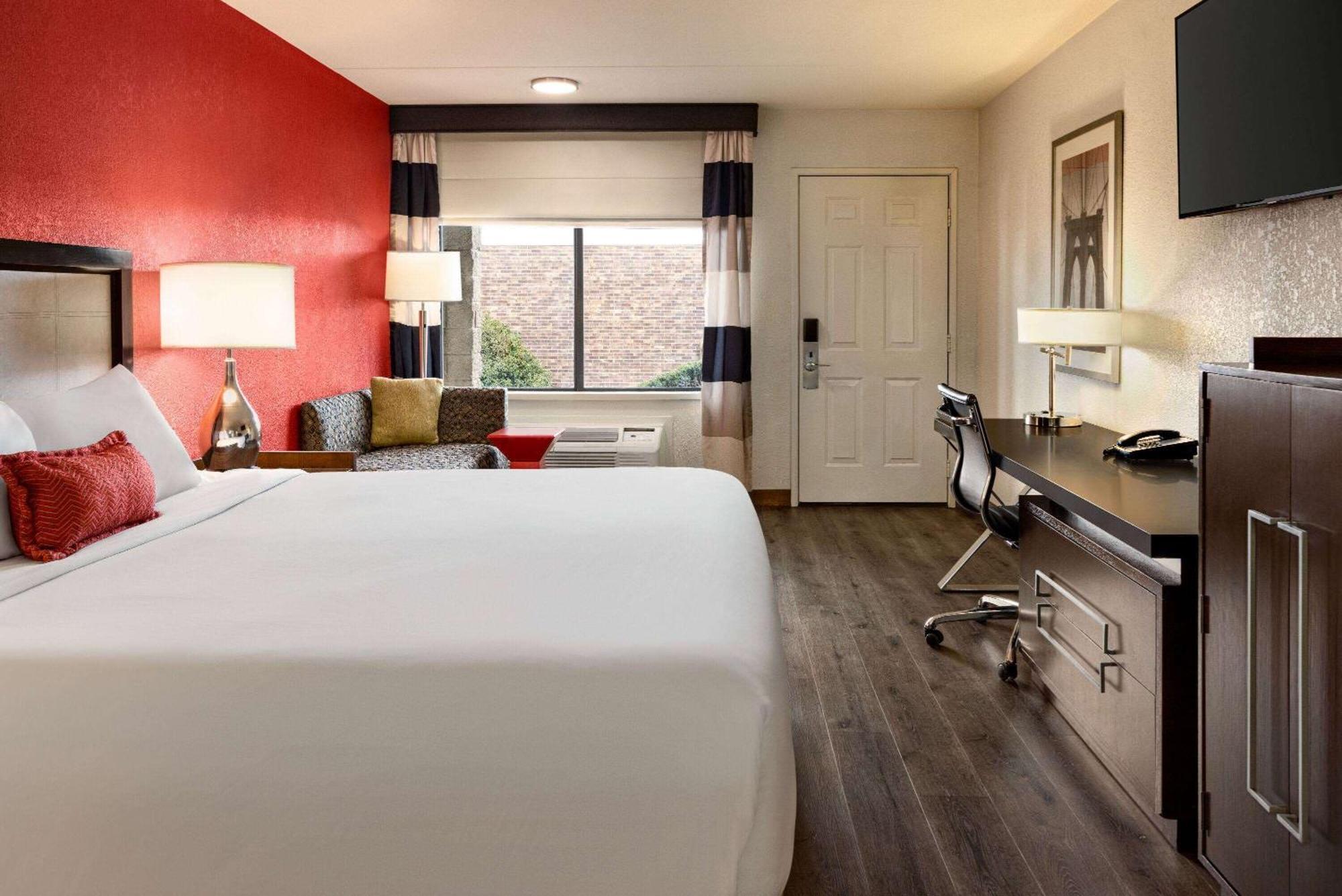 Отель Ramada By Wyndham Albuquerque Airport Экстерьер фото