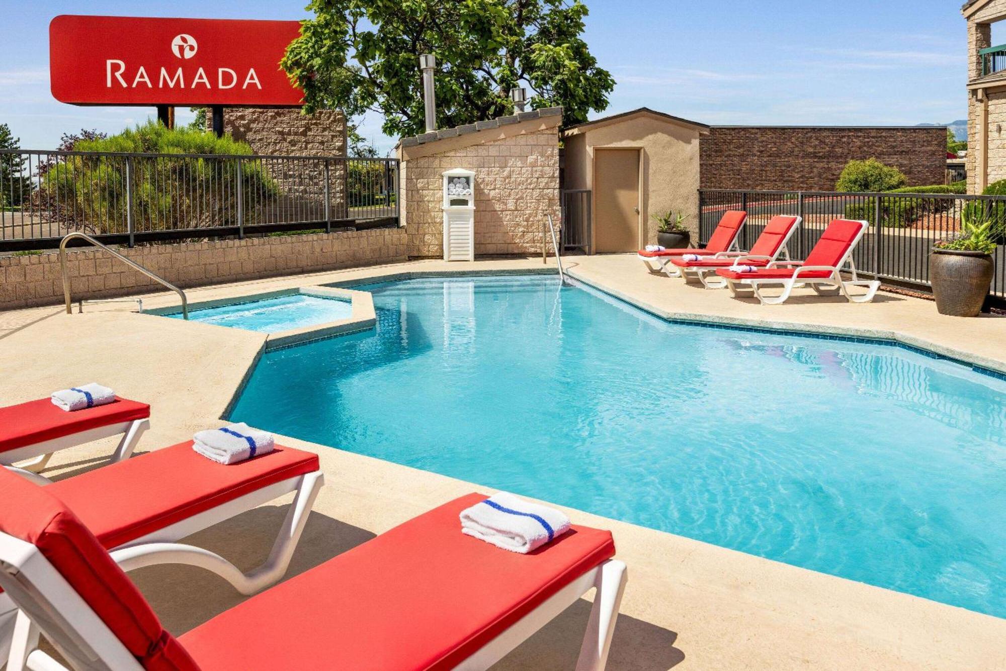 Отель Ramada By Wyndham Albuquerque Airport Экстерьер фото