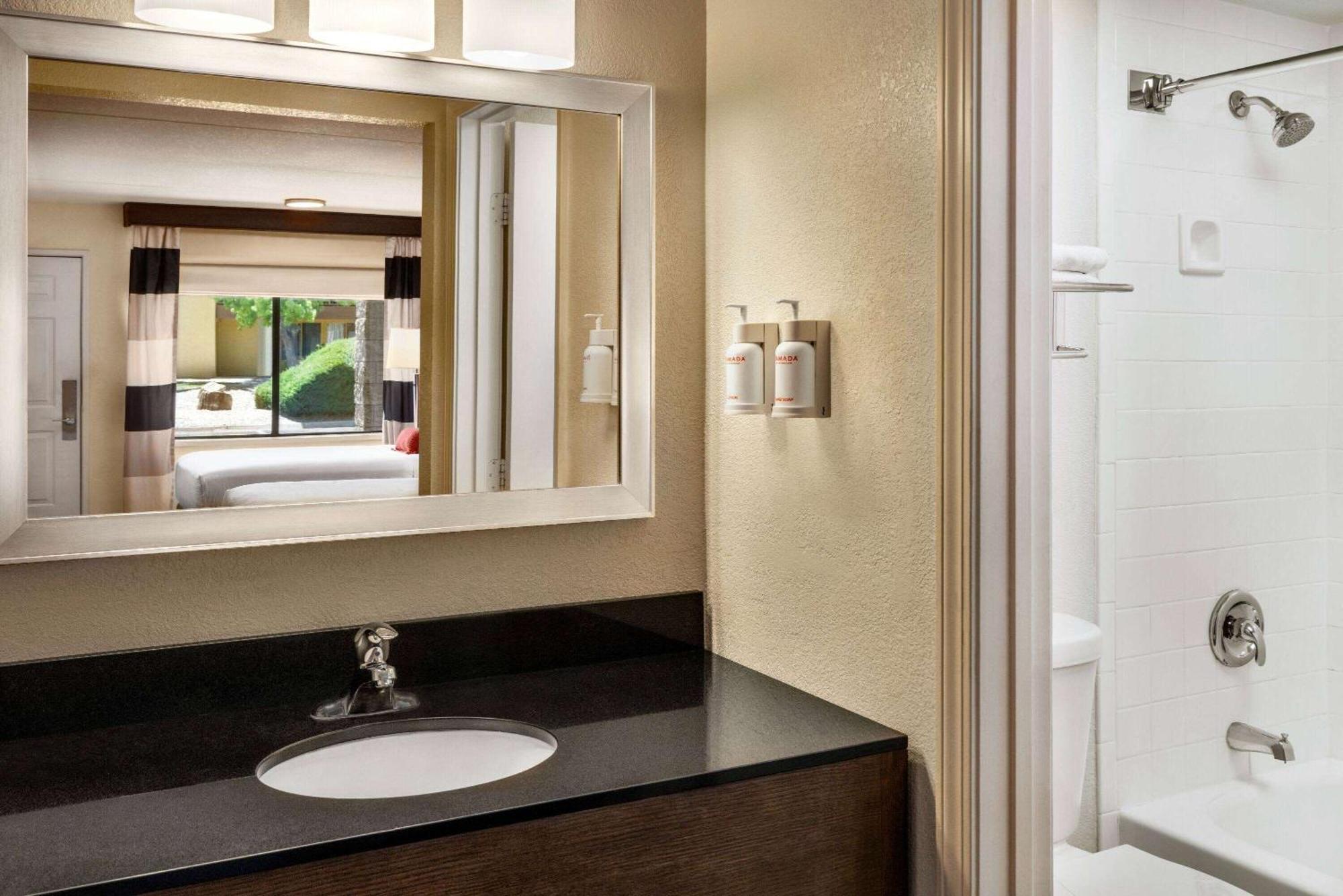 Отель Ramada By Wyndham Albuquerque Airport Экстерьер фото