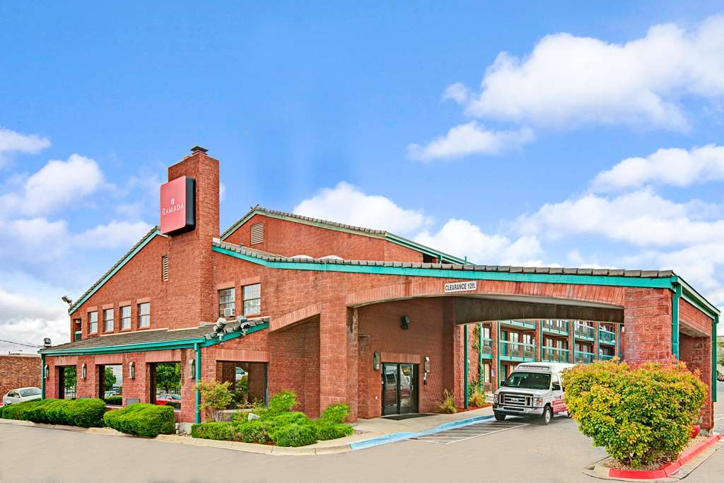 Отель Ramada By Wyndham Albuquerque Airport Экстерьер фото
